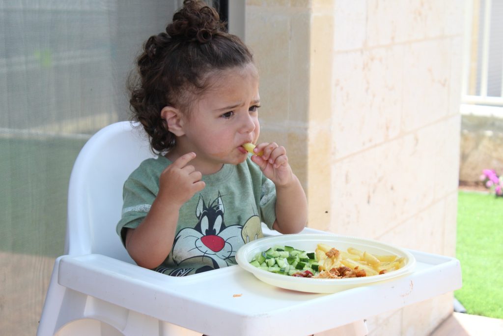 toddler eating veggies