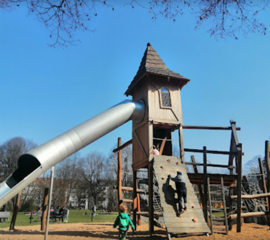 Kinderspielplatz Luitpoldpark Kletterhäuschen