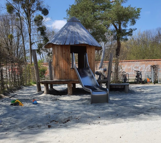 Playground at the castle wall Nymphenburg (Spielplatz an der Schlossmauer Nymphenburg)