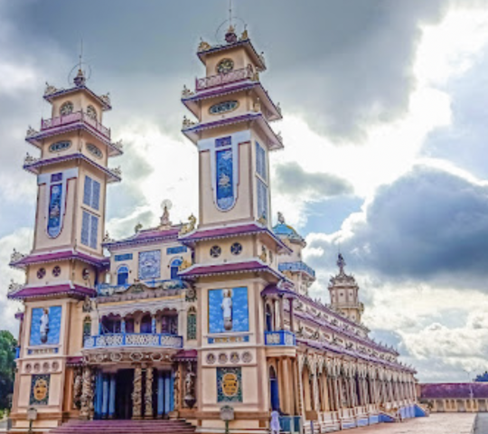 Tây Ninh Holy See (Cao Đài Temple)